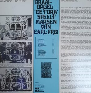 lp achterkant: De Turk speelt marsen van Carl Frei